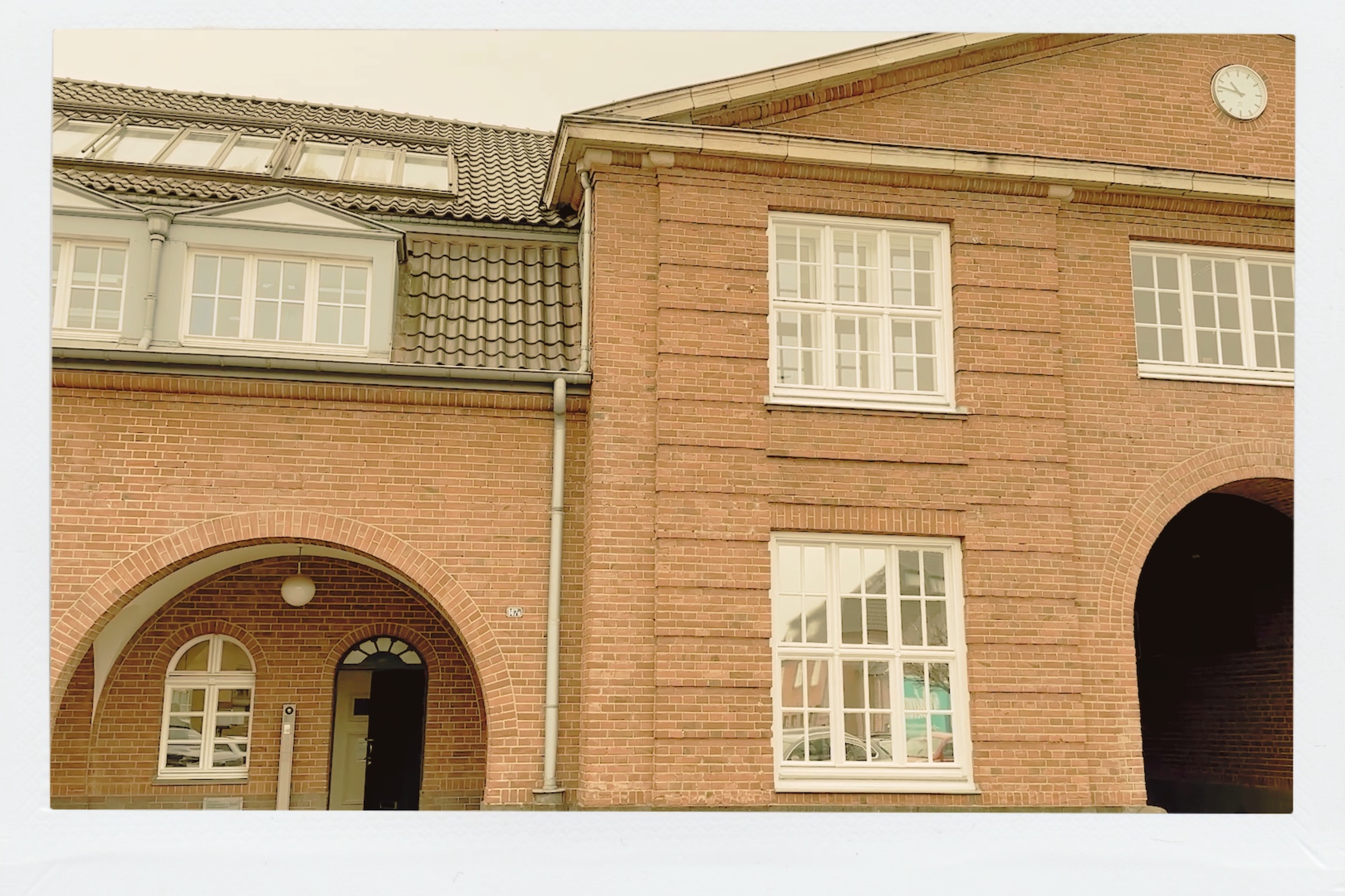Vintage-Nahaufnahme des Bürogebäudes des Ingenieurbüros Angenvoort + Barth in Krefeld Vintage-Nahaufnahme des Bürogebäudes des Ingenieurbüros Angenvoort + Barth in Krefeld