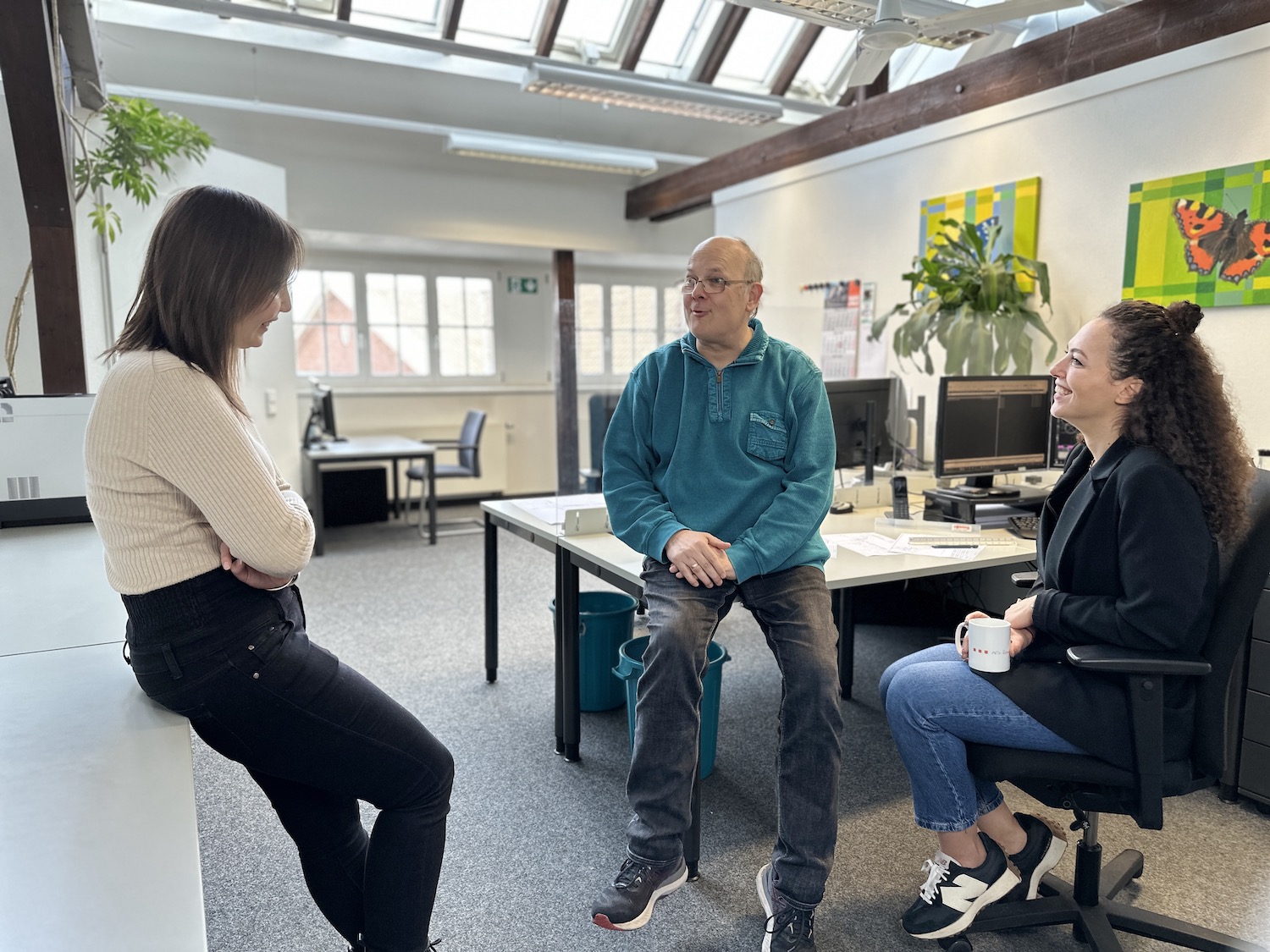 Teambesprechung unter Mitarbeitern des Ingenieurbüros Angenvoort + Barth in Krefeld Teambesprechung unter Mitarbeitern des Ingenieurbüros Angenvoort + Barth in Krefeld