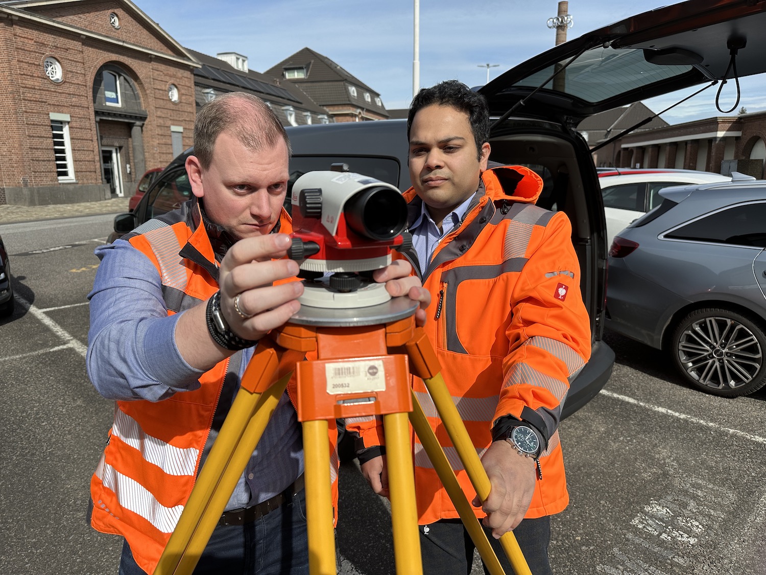 Zwei Vermessungs-Mitarbeiter des Ingenieurbüros Angenvoort + Barth in Krefeld
