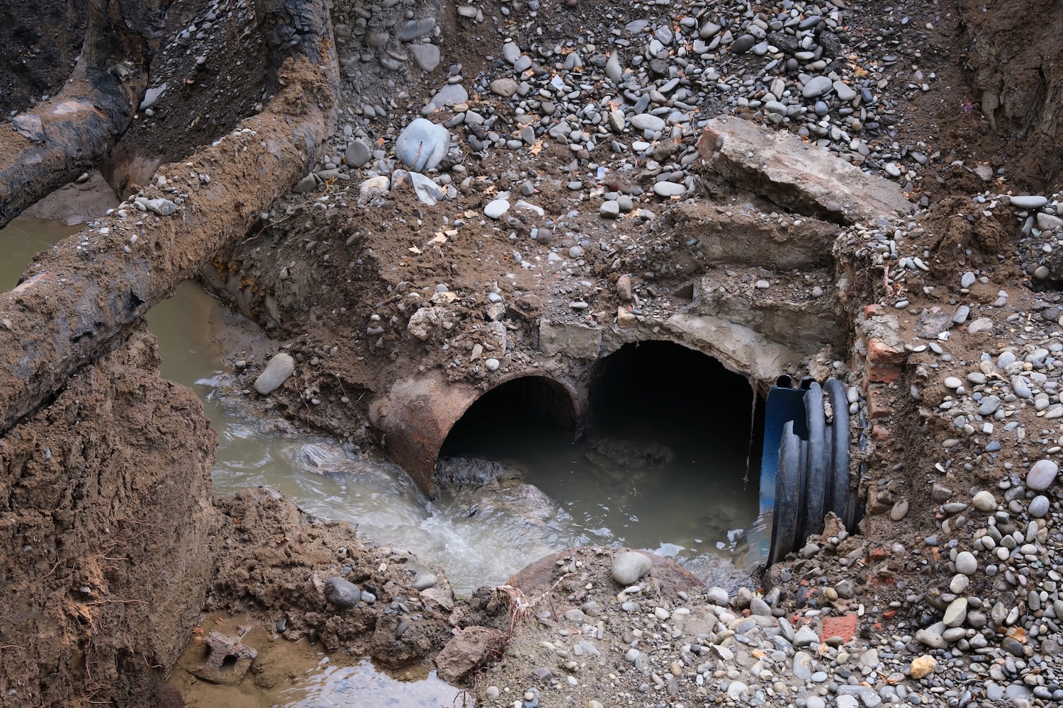 Defekte und rostige Abwasser-Rohre, als Beispiel für Entwässerungsanlagen, Ingenieurbüro Angenvoort + Barth in Krefeld
