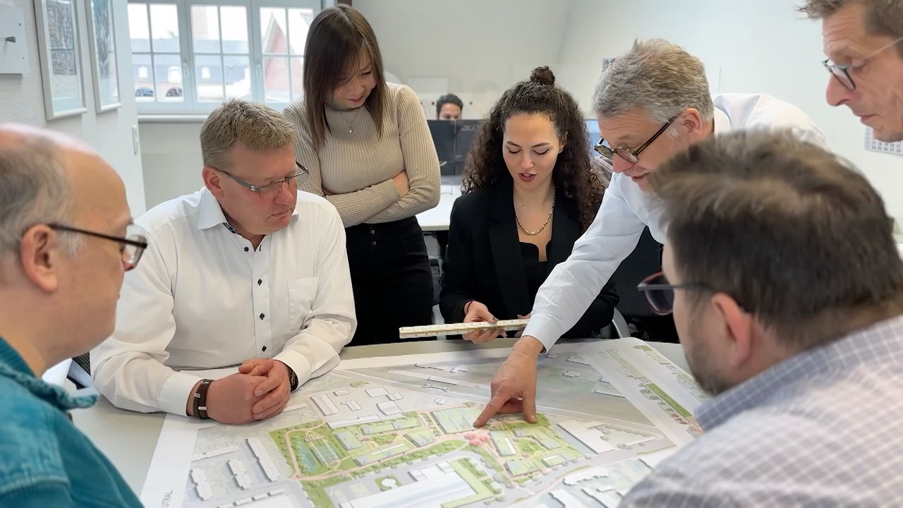 Screenshot vom Stimmungs-Video des Partner-Teams, der Mitarbeiter und Beispiel-Projekte im Ingenieurbüro Angenvoort + Barth in Krefeld